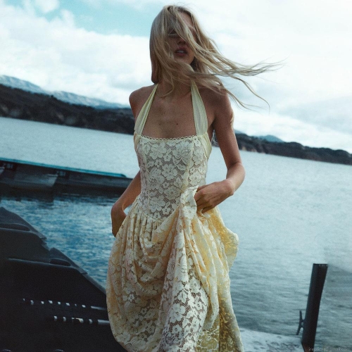 Women's Halter Backless Lace Maxi Dress Elegant Hollow Out Floral High Waist A-Line Long Party Dress Summer Sexy Sleeveless Vacation Evening Wedding Guest Dresses