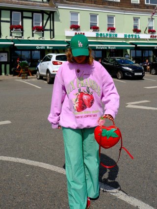 Women's Loose Cotton Blend Sweatshirt Strawberry Print French Letter Crew Neck Long Sleeve Pullover Tops Casual Streetwear Fall Fashion