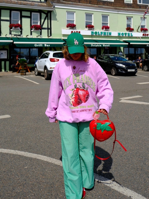 Women's Loose Cotton Blend Sweatshirt Strawberry Print French Letter Crew Neck Long Sleeve Pullover Tops Casual Streetwear Fall Fashion