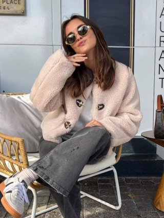 Women Faux Fur Jacket Polyester Lamb Wool Short Coat Metal Toggle Clasp Black Leather Patch Outerwear Warm Solid Color Streetwear Ladies Top