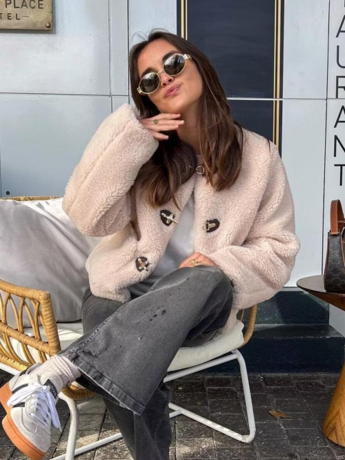 Women Faux Fur Jacket Polyester Lamb Wool Short Coat Metal Toggle Clasp Black Leather Patch Outerwear Warm Solid Color Streetwear Ladies Top