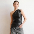 Women's One Shoulder Faux Leather Vest Sleeveless Slim Fit Irregular Hem PU Tank Top Sexy Streetwear Solid Color Clubwear Blouse